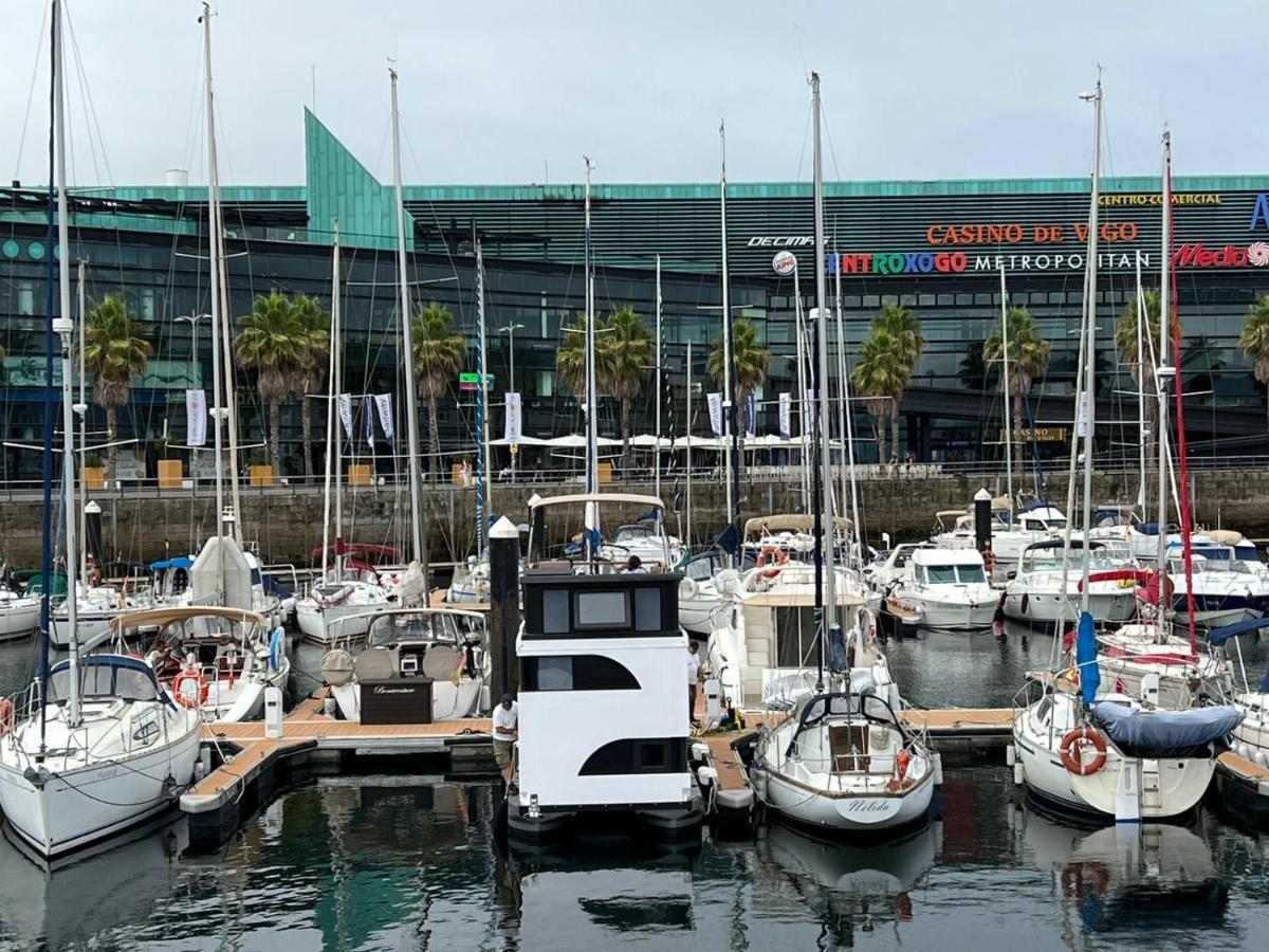 Casa Flotante En El Puerto De Vigo - Different Charter Hotel Buitenkant foto